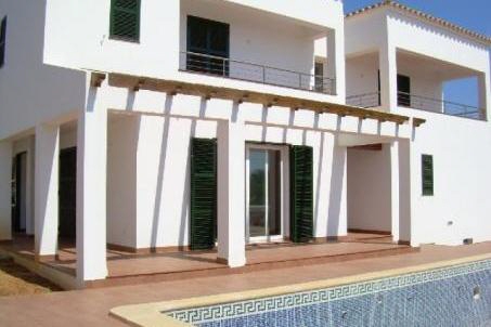 Es gibt mehrere Terrassen und einen Pool