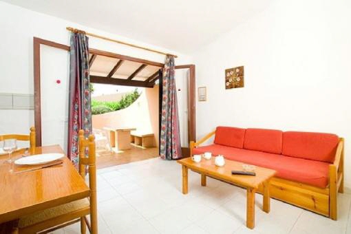 Helles Wohnzimmer mit Zugang zur Terrasse