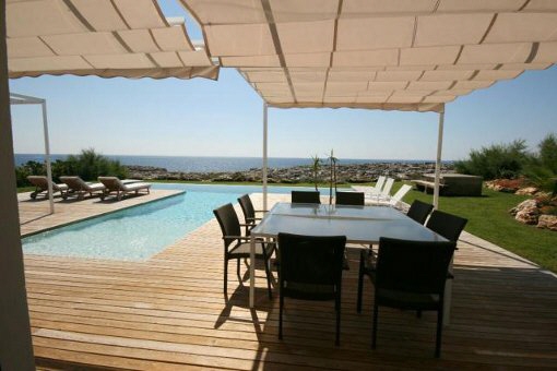 Terrasse mit Pool und Meerblick