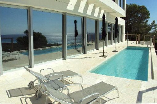 Toller Pool mit Aussicht auf das Meer