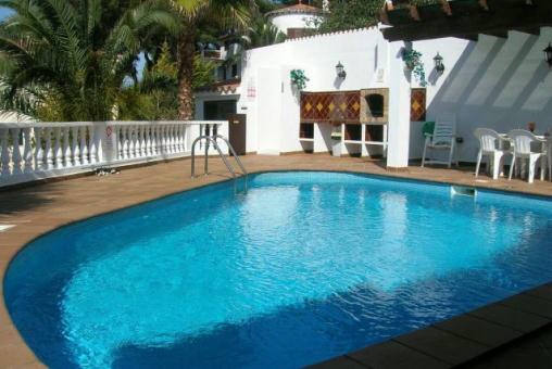 Großer Pool und Terrasse