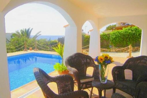Überdachte Terrasse mit Blick auf Pool und Meer