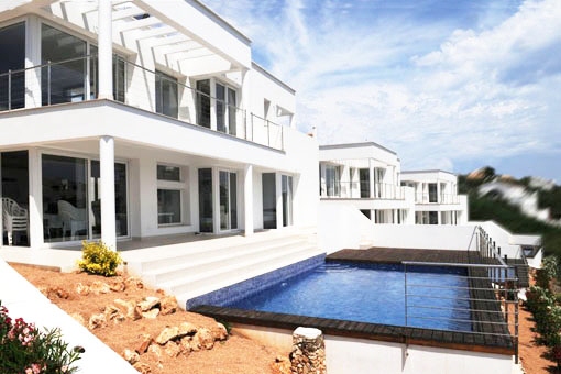 Moderne, zweigeschossige Neubauvilla mit Pool