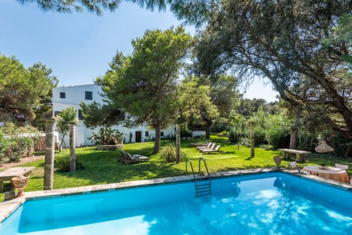 Authentische Finca bei Ciutadella mit großem Grundstück und Pool