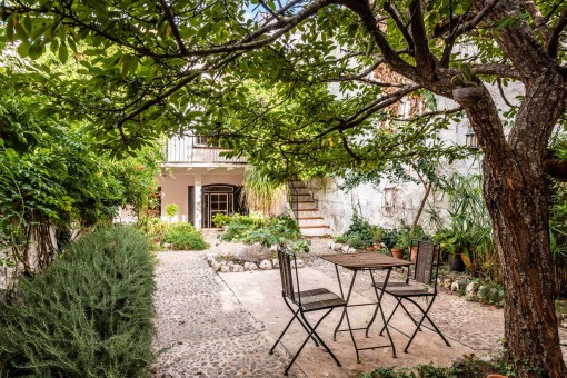Traditionelles Haus mit mehreren Terrassen, Garage und romantischem Garten im historischen Zentrum von Mahón