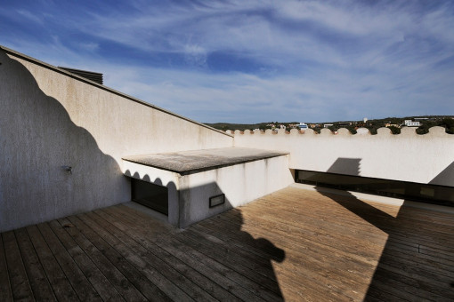 Die Dachterrasse bietet ausreichend Platz zum Sonnen