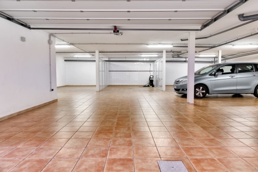 Große Garage des Anwesens