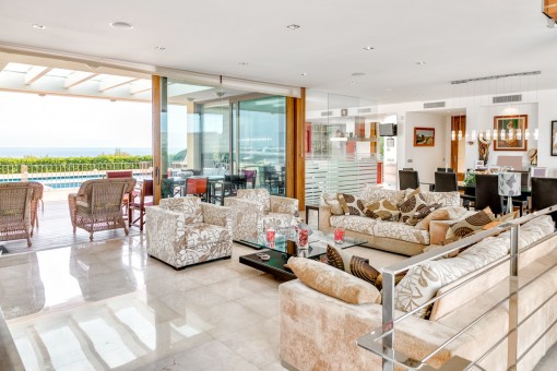 Geräumiger Wohnbereich mit Terrassenzugang