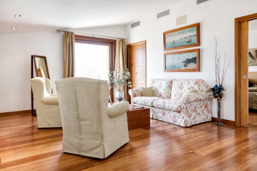 Das Hauptschlafzimmer verfügt über einen eigenen Wohnbereich