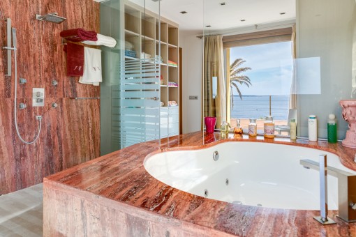Badezimmer en Suite des Schlafzimmers