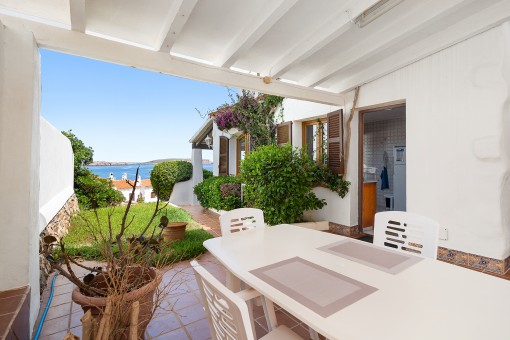 Überdachte Terrasse mit Garten und Meerblick