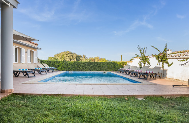 Herrlicher Pool mit Sonnenliegen zum Entspannen