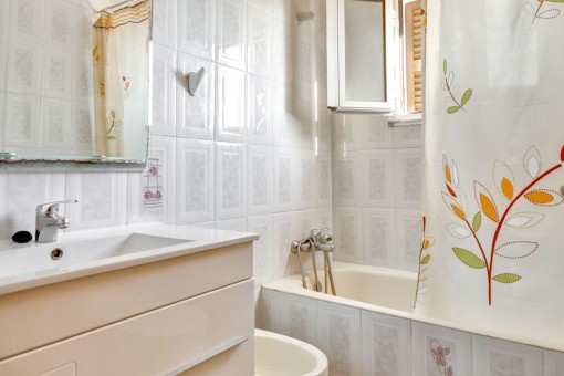 Badezimmer mit Badewanne und Tageslicht