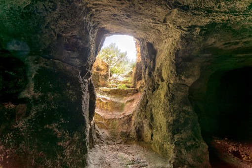 Zugängliche Höhle