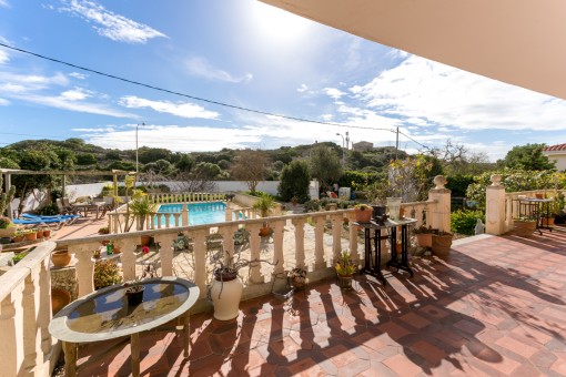 Überdachte Terrasse mit Blick zum Pool