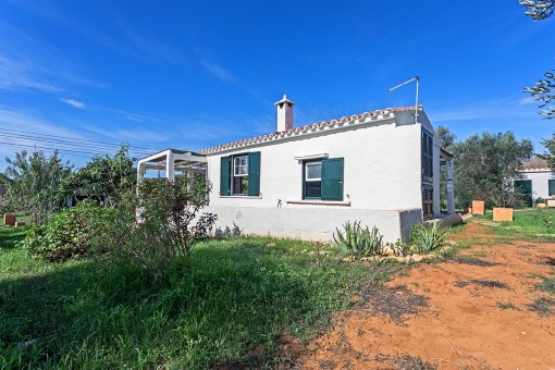 Schones Kleines Landhaus Umgeben Von Einem Grunen Garten Mit