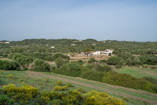 Großes Landgut von 44 ha mit Finca, Nebengebäuden, Stallungen mit 360° Meerblick in Es Grau bei Mahón