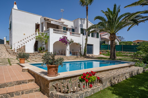 Schöne Villa in ruhiger Lage mit Pool und Blick auf Cala Llonga und den Hafen von Mahón