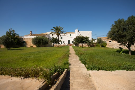 Finca zum Reformieren mit 50 ha Land in Meeresnähe bei Ciutadella