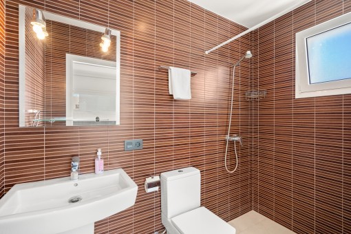 Modernes Duschbadezimmer