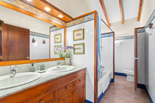 En Suite Badezimmer mit Wanne