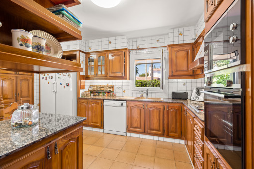Landhausküche mit Essbereich
