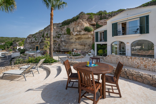 Weitläufige Terrasse mit verschiedenen Bereichen