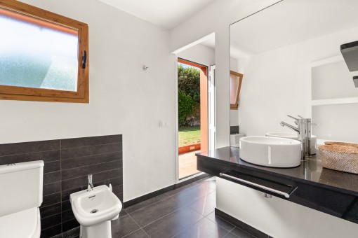 Modernes Badezimmer mit Gartenzugang