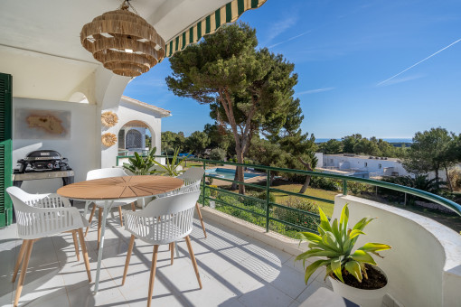 Schöne Doppelhaushälfte auf 2 Etagen mit Garten- und Meerblick in einer Wohnanlage mit Pool in Coves Noves