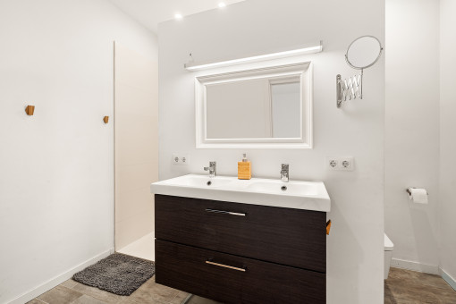Modernes Badezimmer