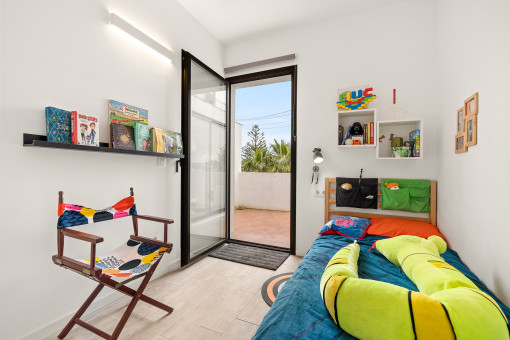 Kinderzimmer mit weiterer Terrasse