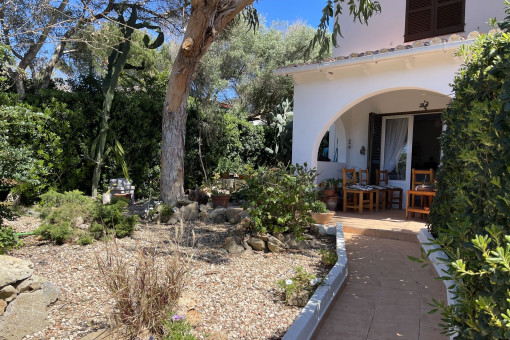 Doppelhaushälfte mit Garten im Wohngebiet, nur 2 Minuten vom Meer entfernt, in der Nähe der nördlichen Strände von Menorca