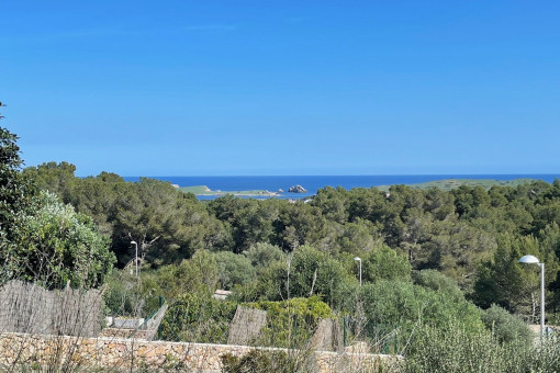Baugrundstück für 1 oder 3 Einfamilienhäuser mit Meerblick in Coves Noves Menorca